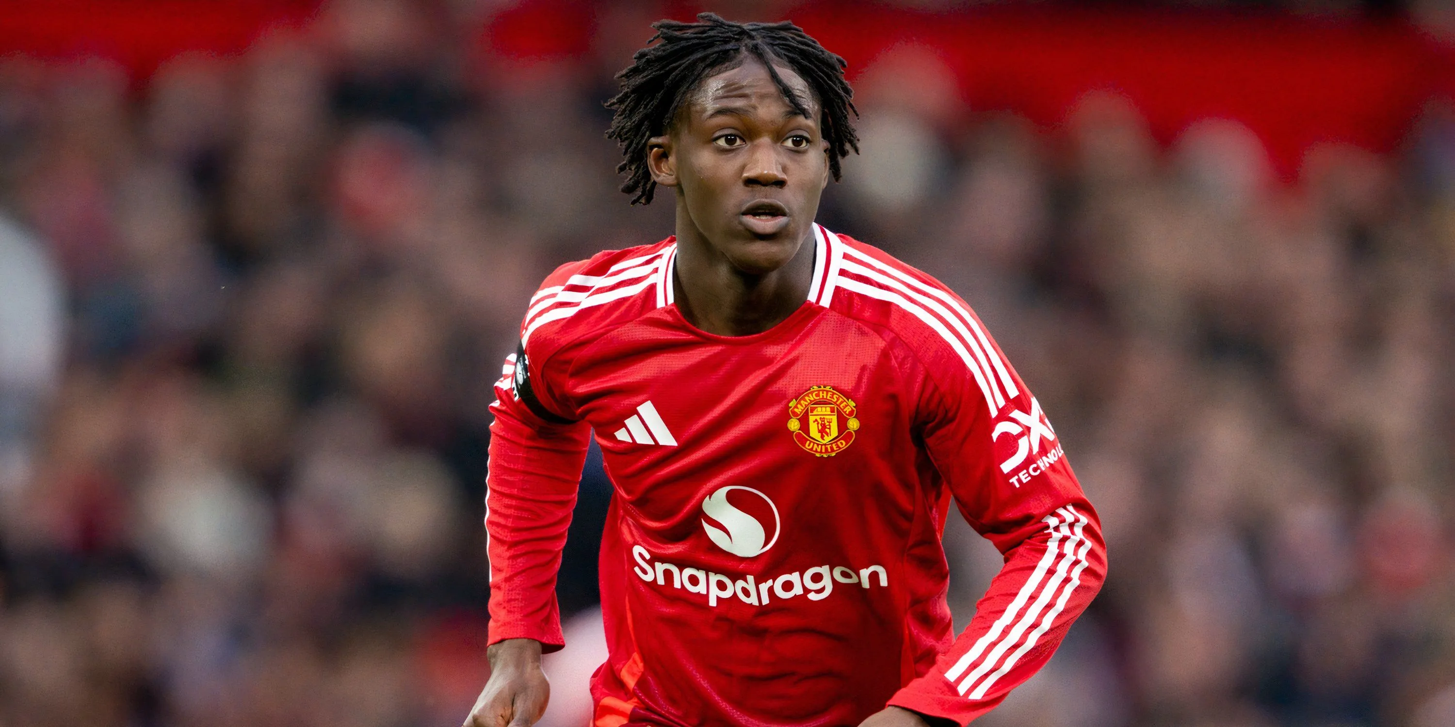 Kobbie Mainoo trong màu áo Manchester United, một trong những tiền vệ trẻ triển vọng nhất Premier League.