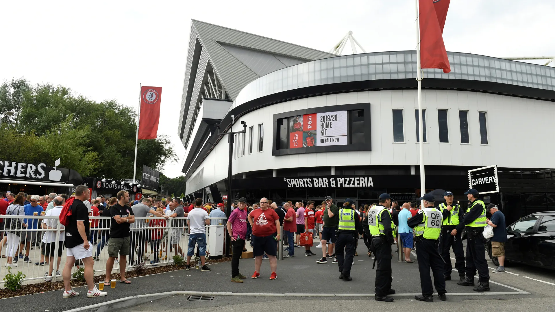 Lối vào ngoài sân vận động Ashton Gate của Bristol City