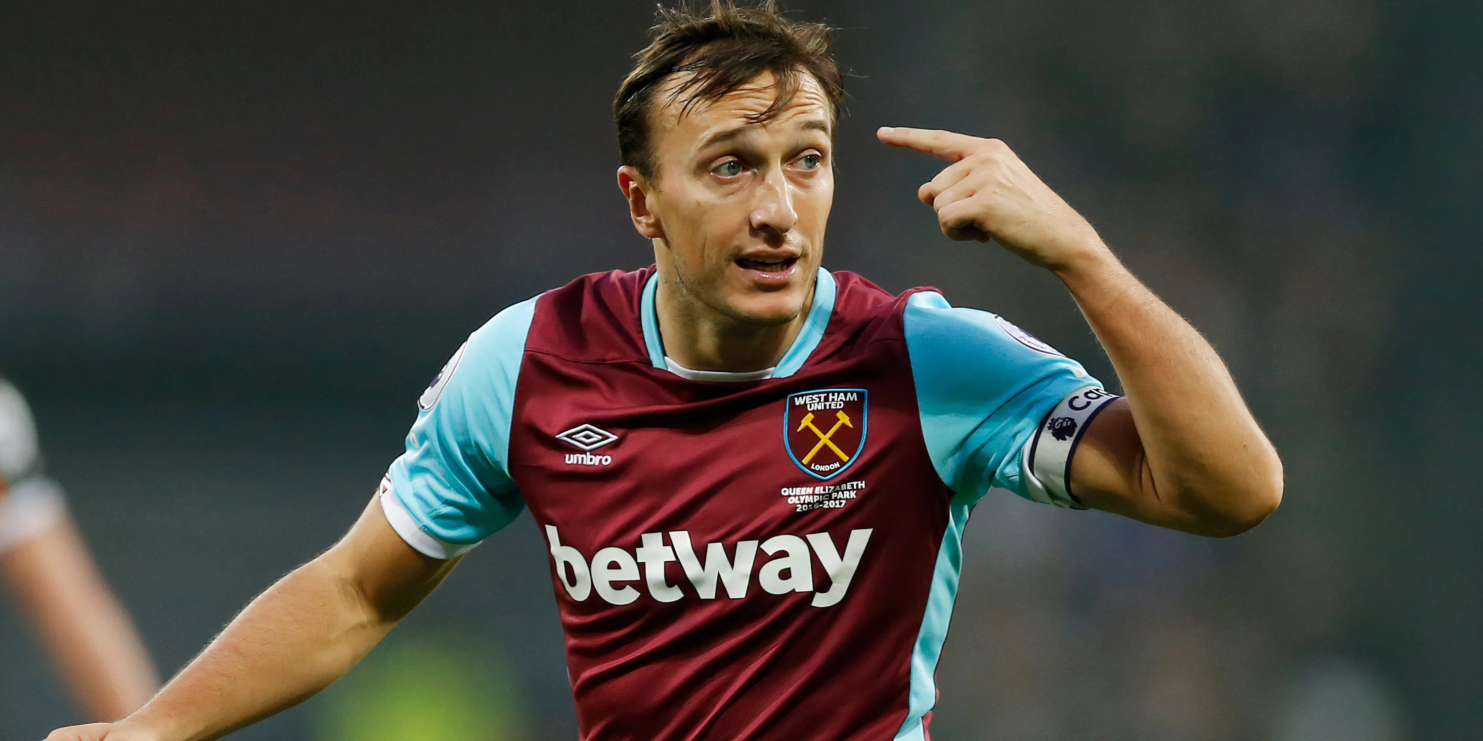 Mark Noble ăn mừng bàn thắng cho West Ham United