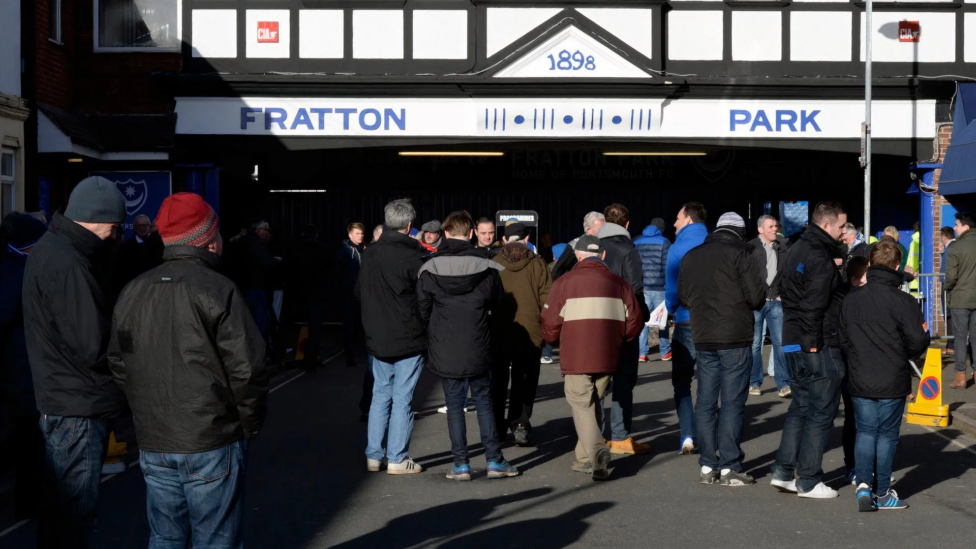 Mặt ngoài sân Fratton Park, sân nhà của Portsmouth