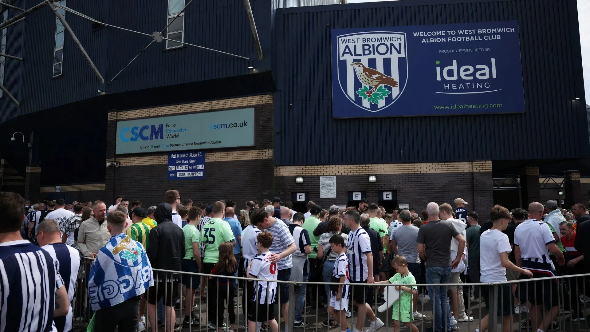 Người hâm mộ West Bromwich Albion tụ tập bên ngoài sân The Hawthorns