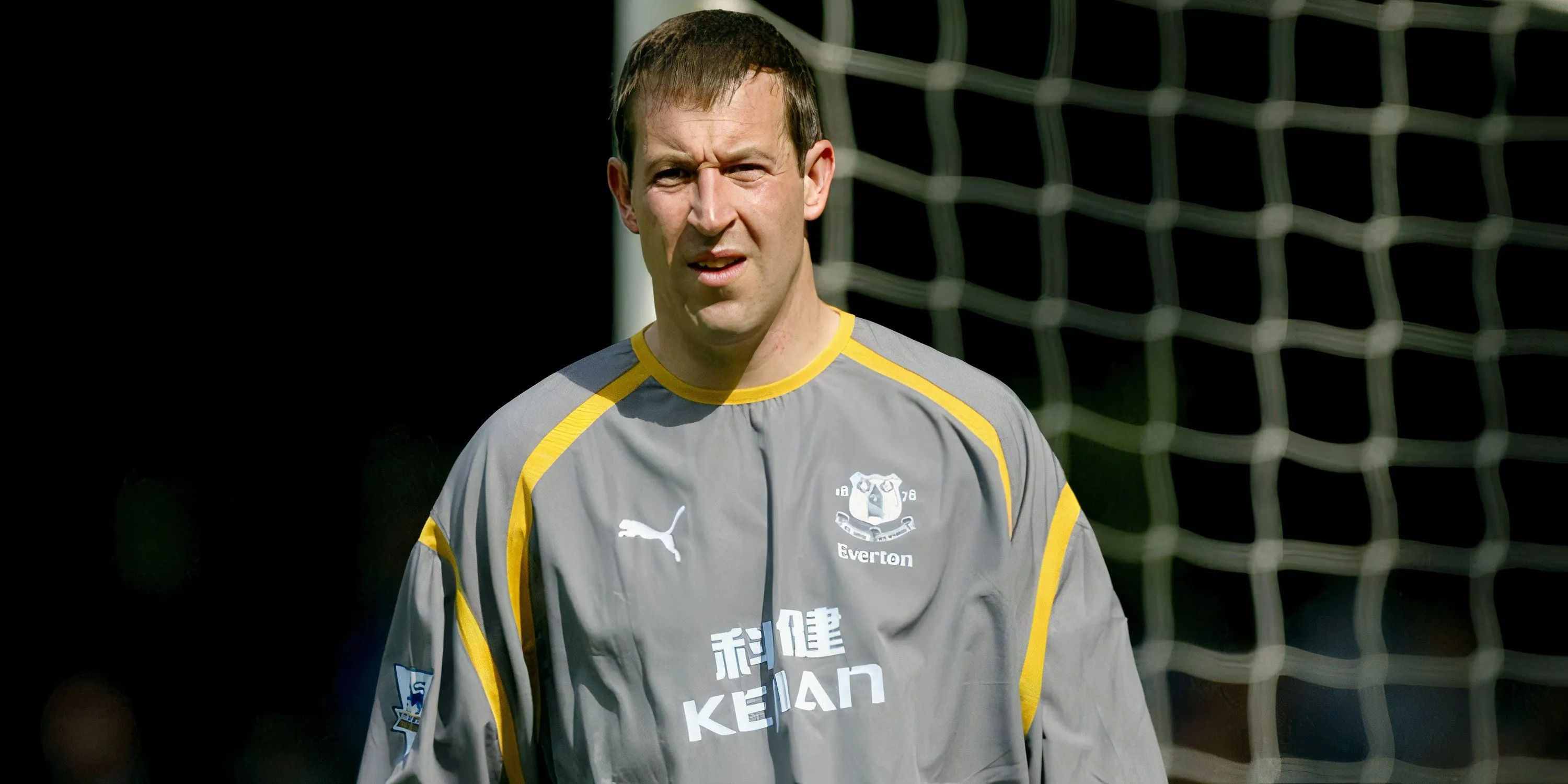 Nigel Martyn trong khung gỗ của Everton