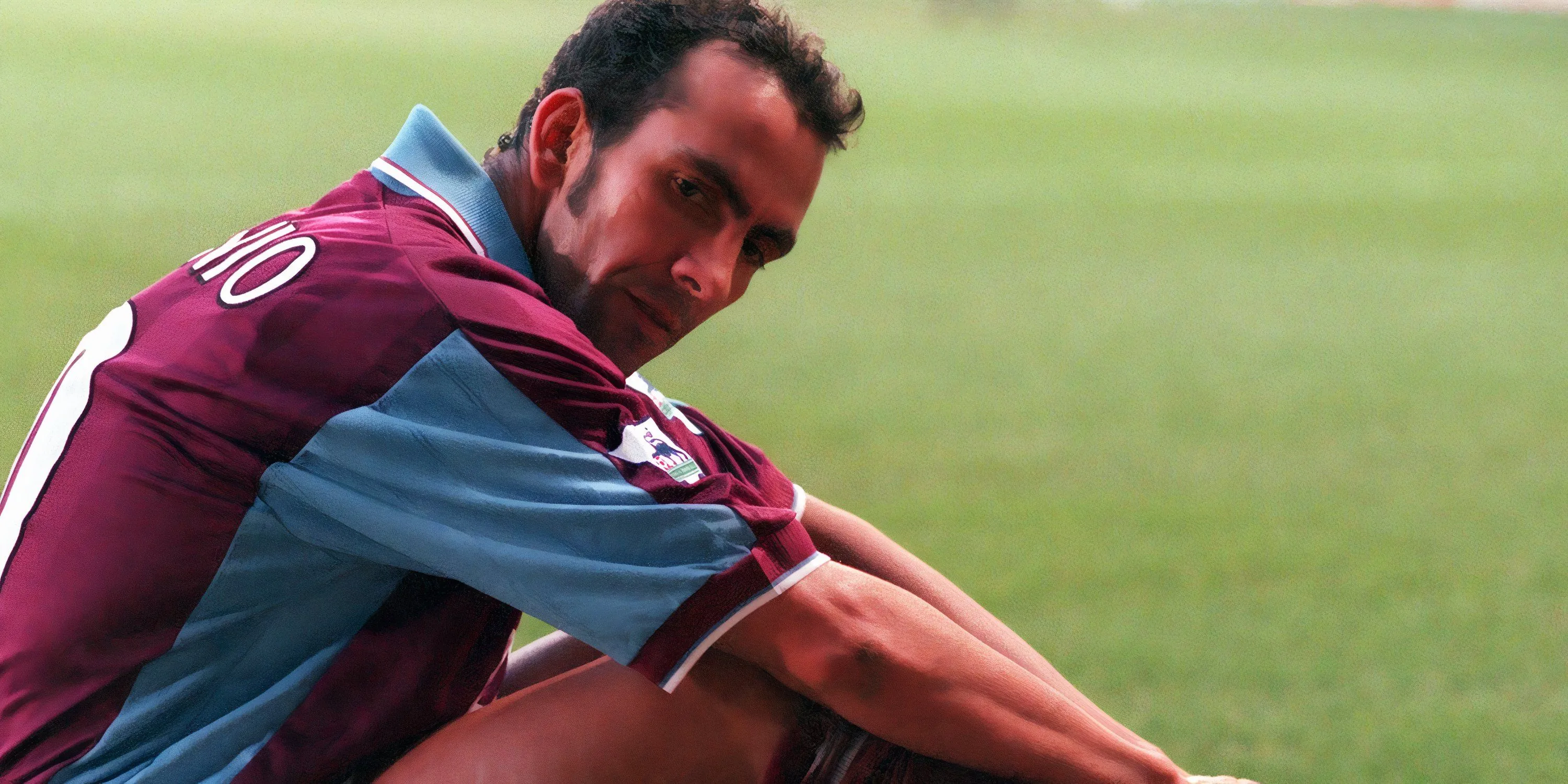 Paolo Di Canio trong pha ăn mừng bàn thắng đặc trưng cho West Ham United