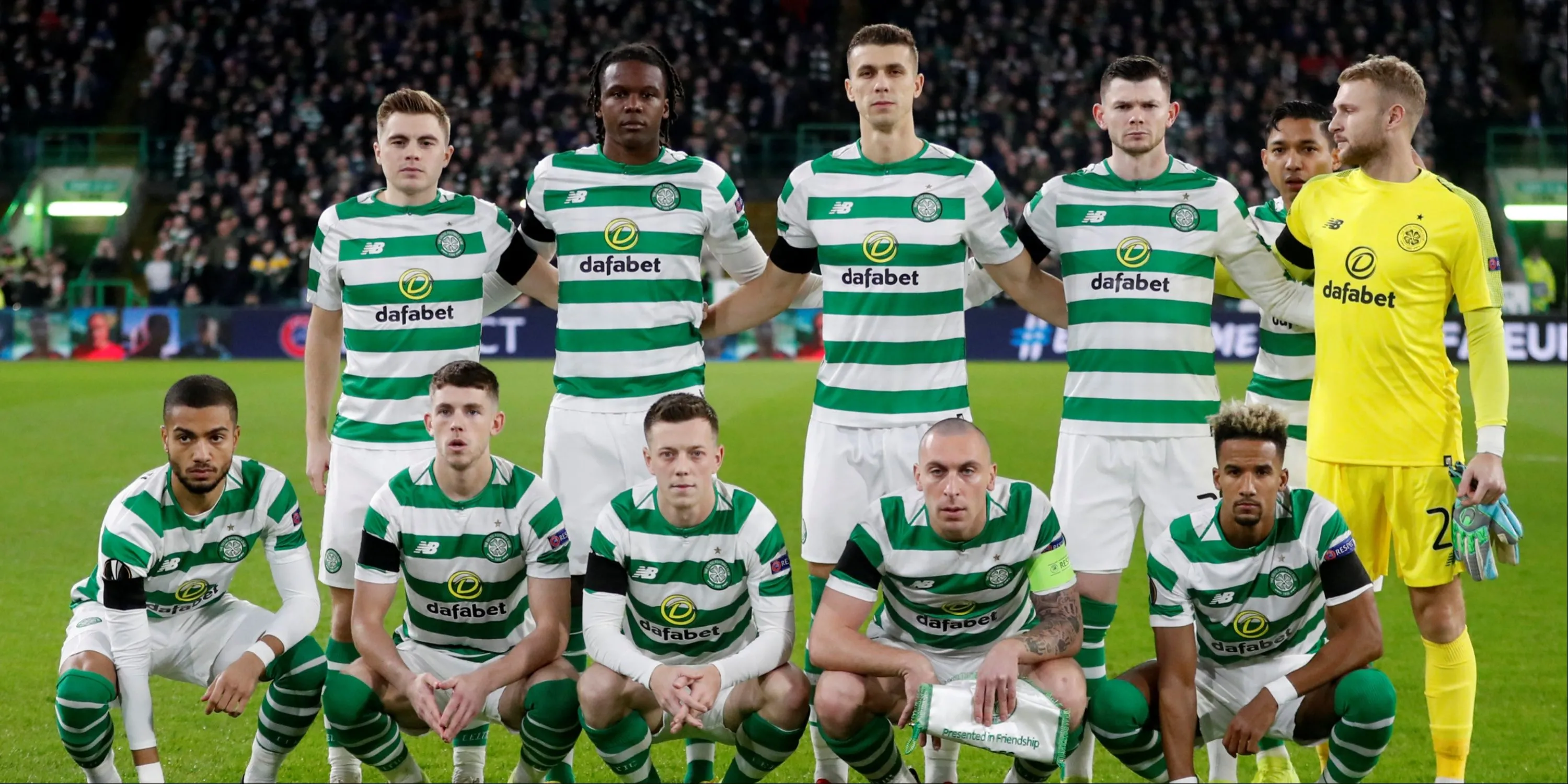 Scott Brown (áo sọc) cùng đồng đội trong màu áo Celtic.