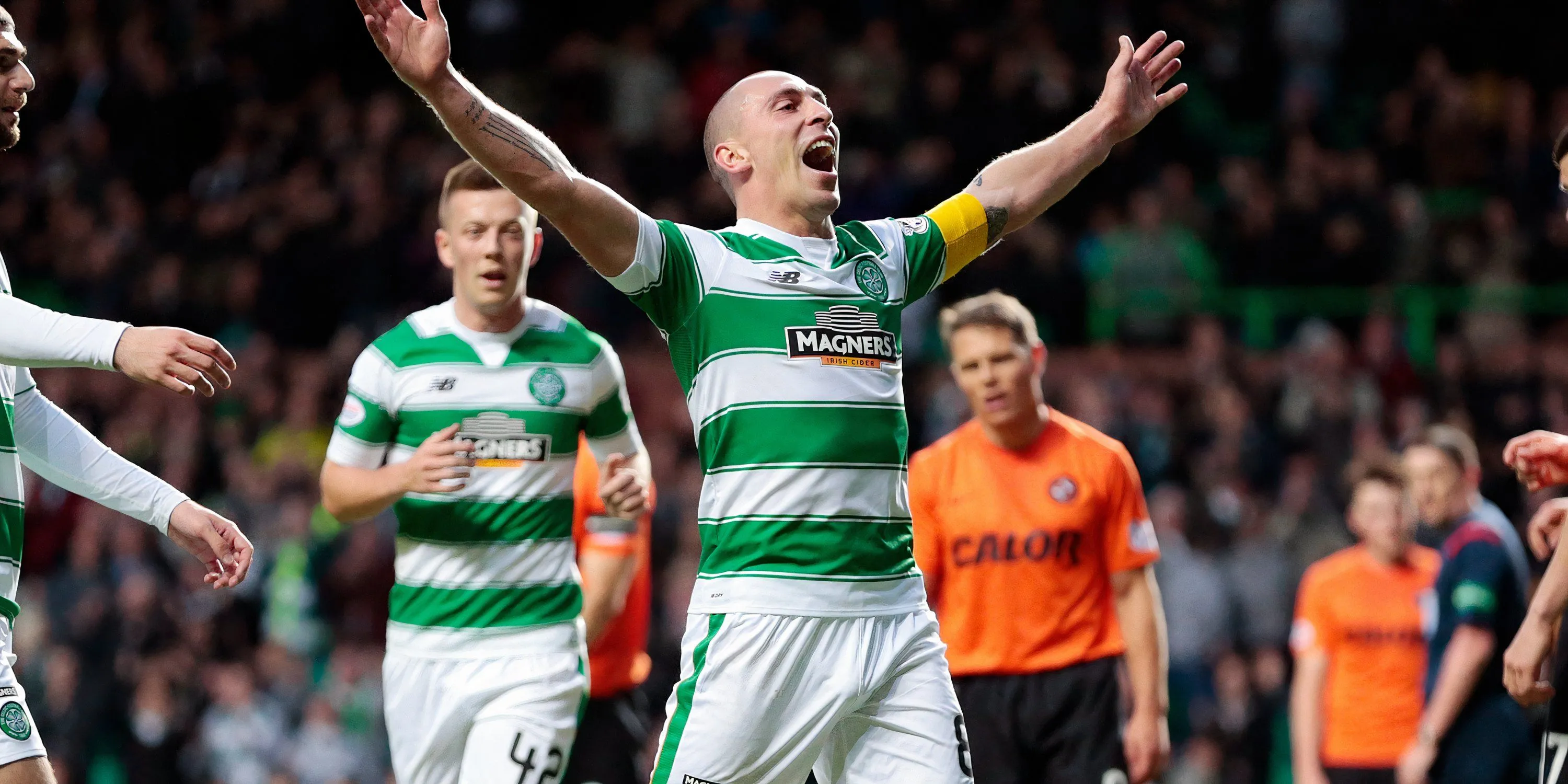 Scott Brown trong một trận đấu đỉnh cao tại giải VĐQG Scotland.