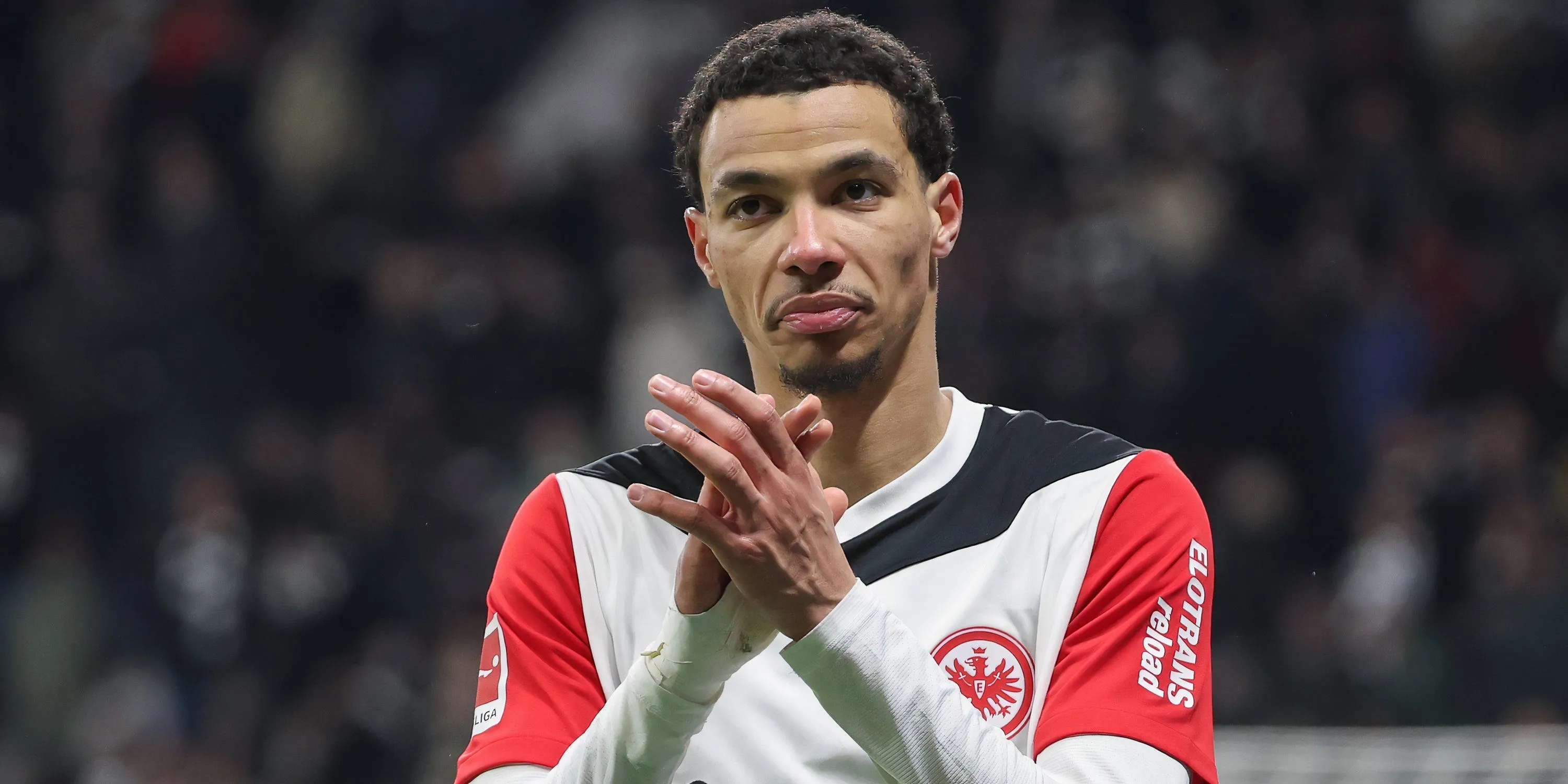 Tiền đạo Hugo Ekitike vẫy chào người hâm mộ Eintracht Frankfurt