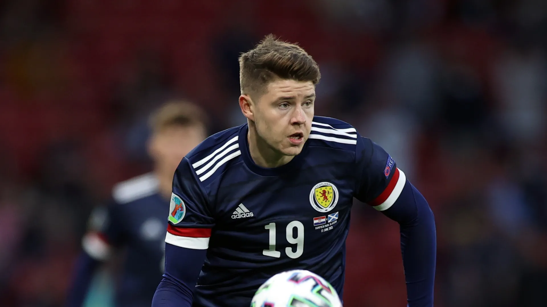 Tiền đạo Kevin Nisbet thi đấu trong màu áo đội tuyển Scotland, cầu thủ thuộc biên chế Millwall.