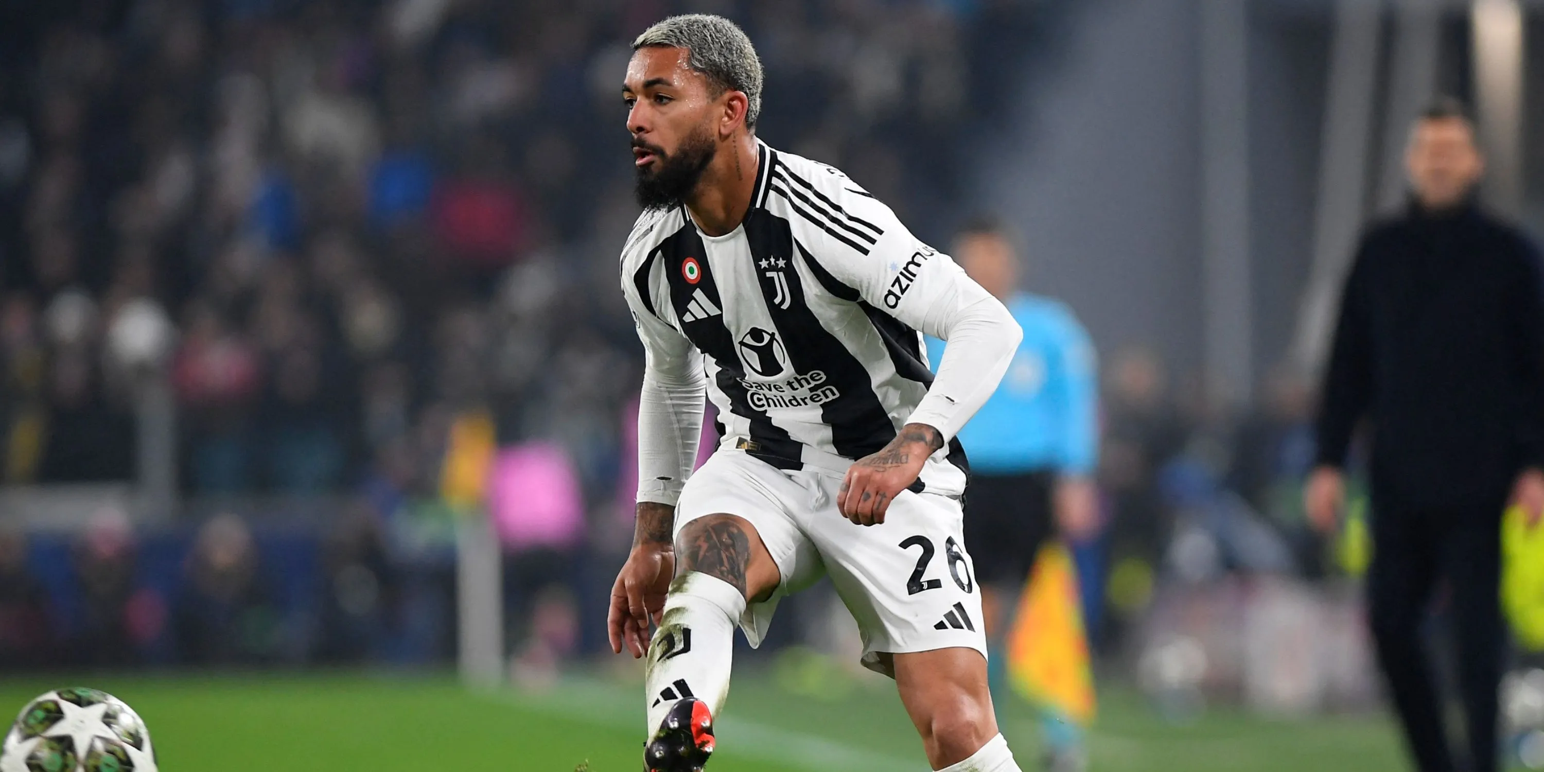 Tiền vệ Douglas Luiz khi còn khoác áo Juventus, đang được Everton quan tâm