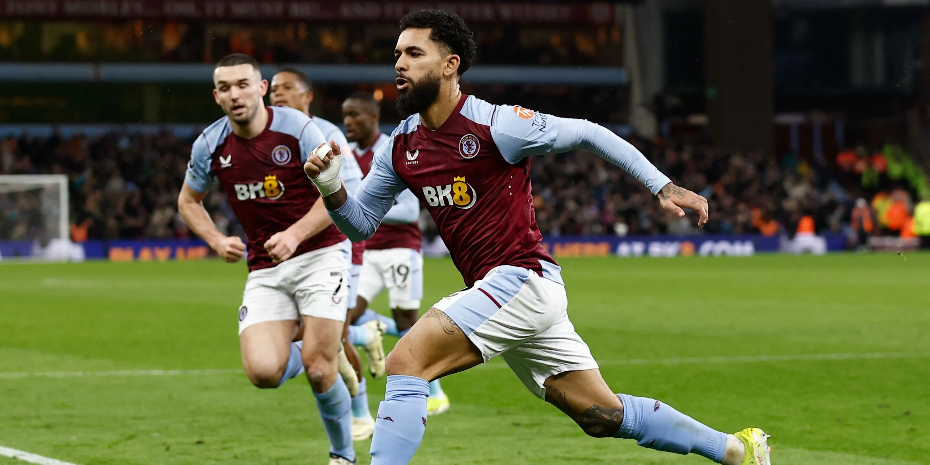 Tiền vệ Douglas Luiz trên sân cỏ Premier League