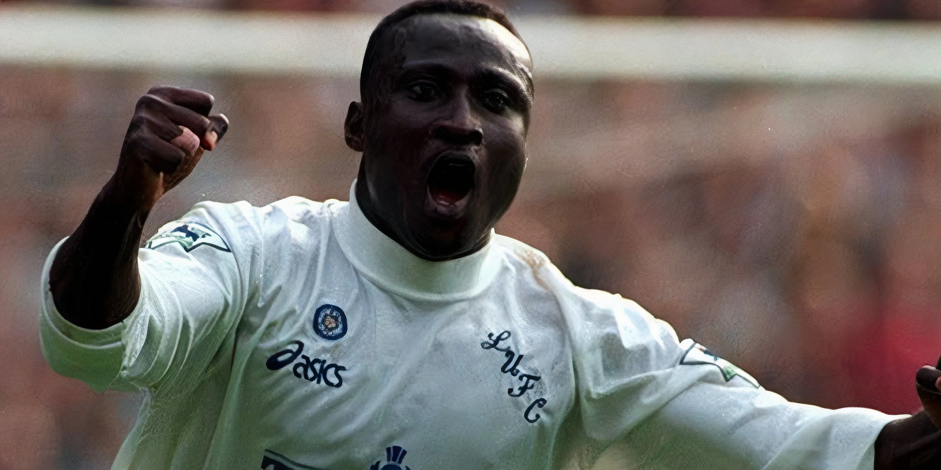 Tony Yeboah sút bóng đầy uy lực trong màu áo Leeds United
