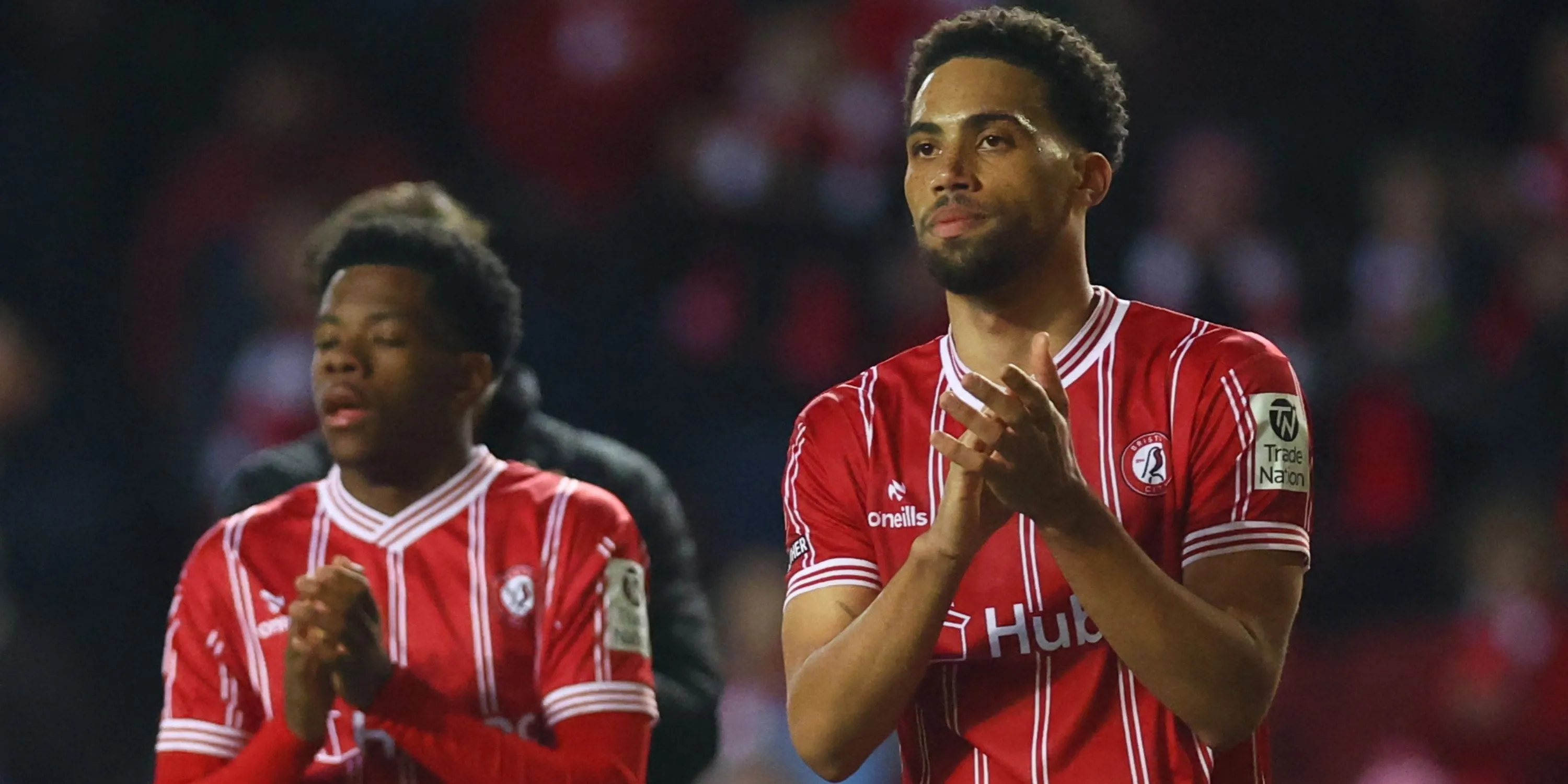 Trung vệ Zak Vyner thi đấu cho Bristol City tại Championship