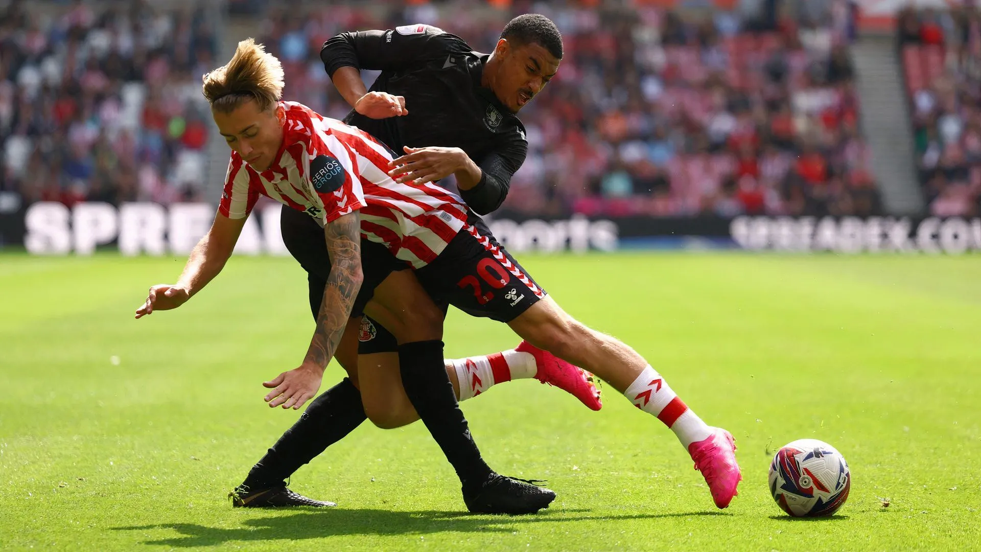 Yan Valery và Jack Clarke trong một trận đấu, Yan Valery đang đối mặt với tương lai không chắc chắn tại Sheffield Wednesday