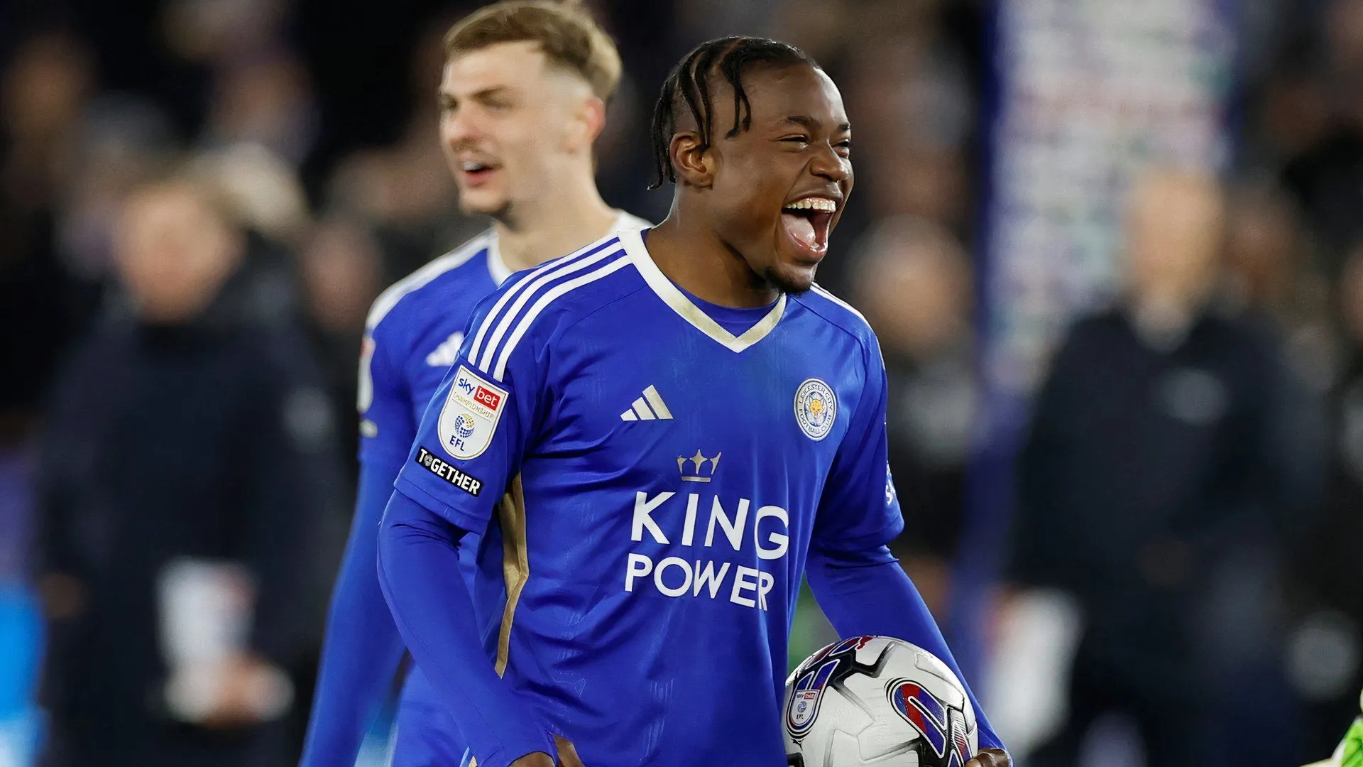 Abdul Fatawu thi đấu và cống hiến cho Leicester City
