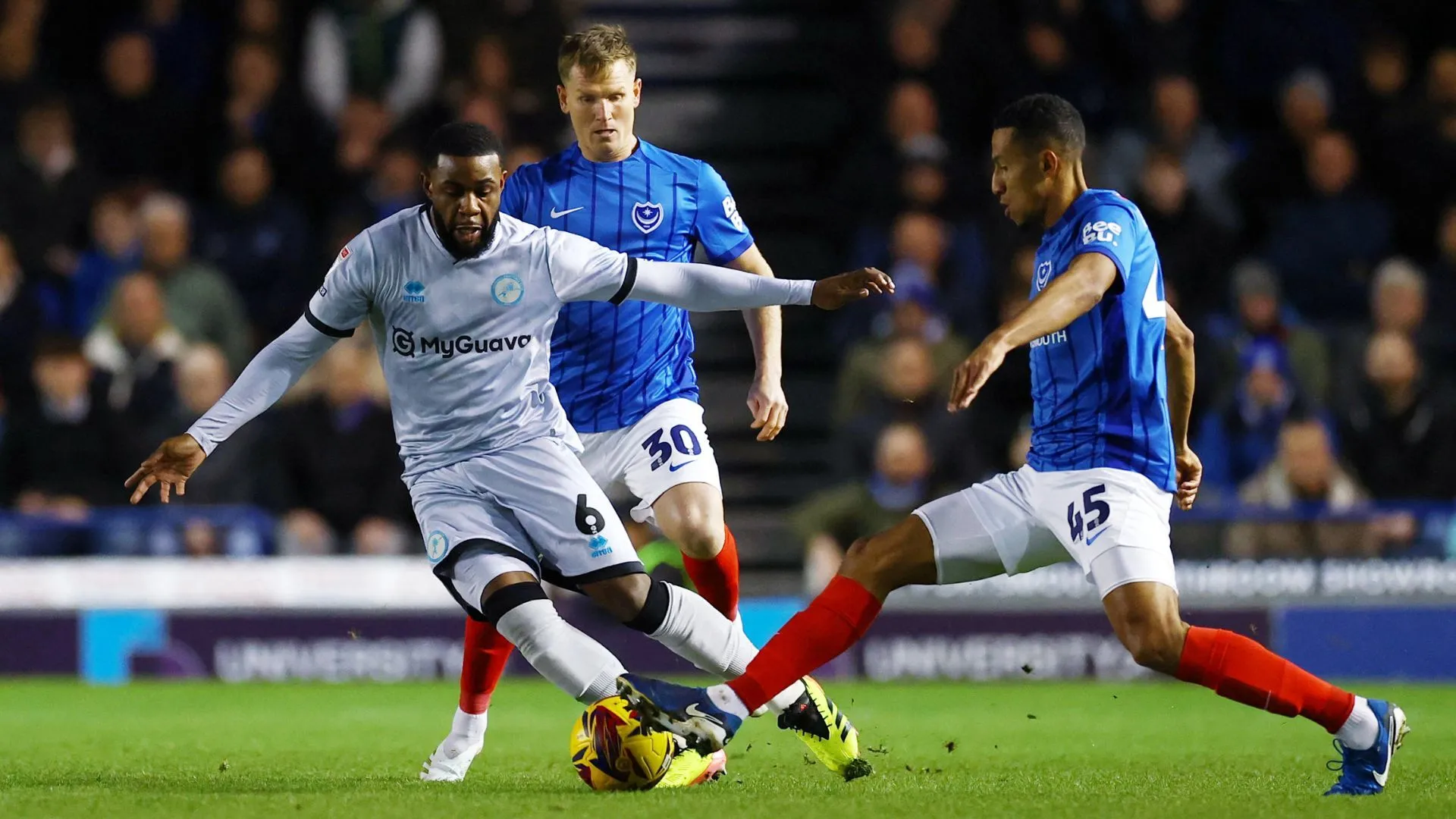 Hậu vệ Japhet Tanganga thi đấu cho Millwall, cầu thủ trưởng thành từ lò Tottenham