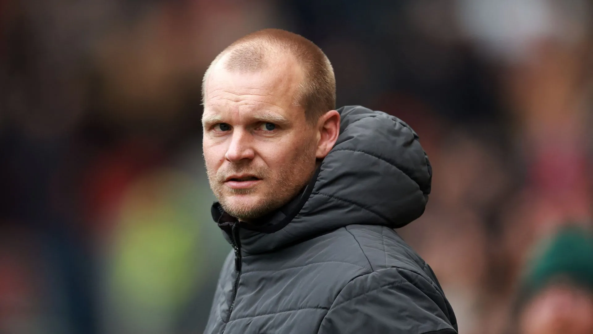 Huấn luyện viên Liam Manning của Norwich City đối mặt thử thách lựa chọn thủ môn