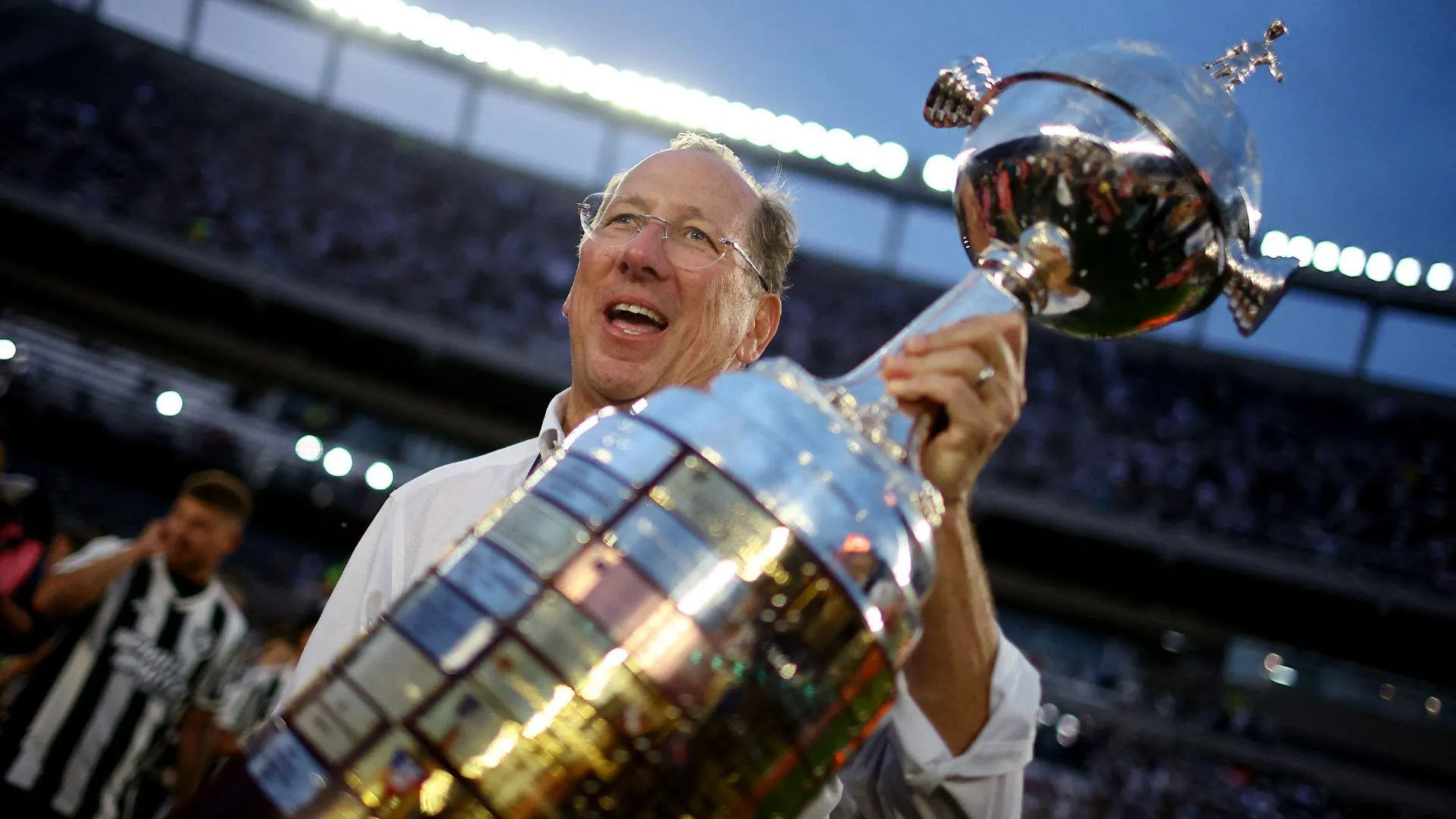 John Textor cùng chiếc cúp Copa Libertadores, biểu tượng cho thành công của ông với Botafogo.
