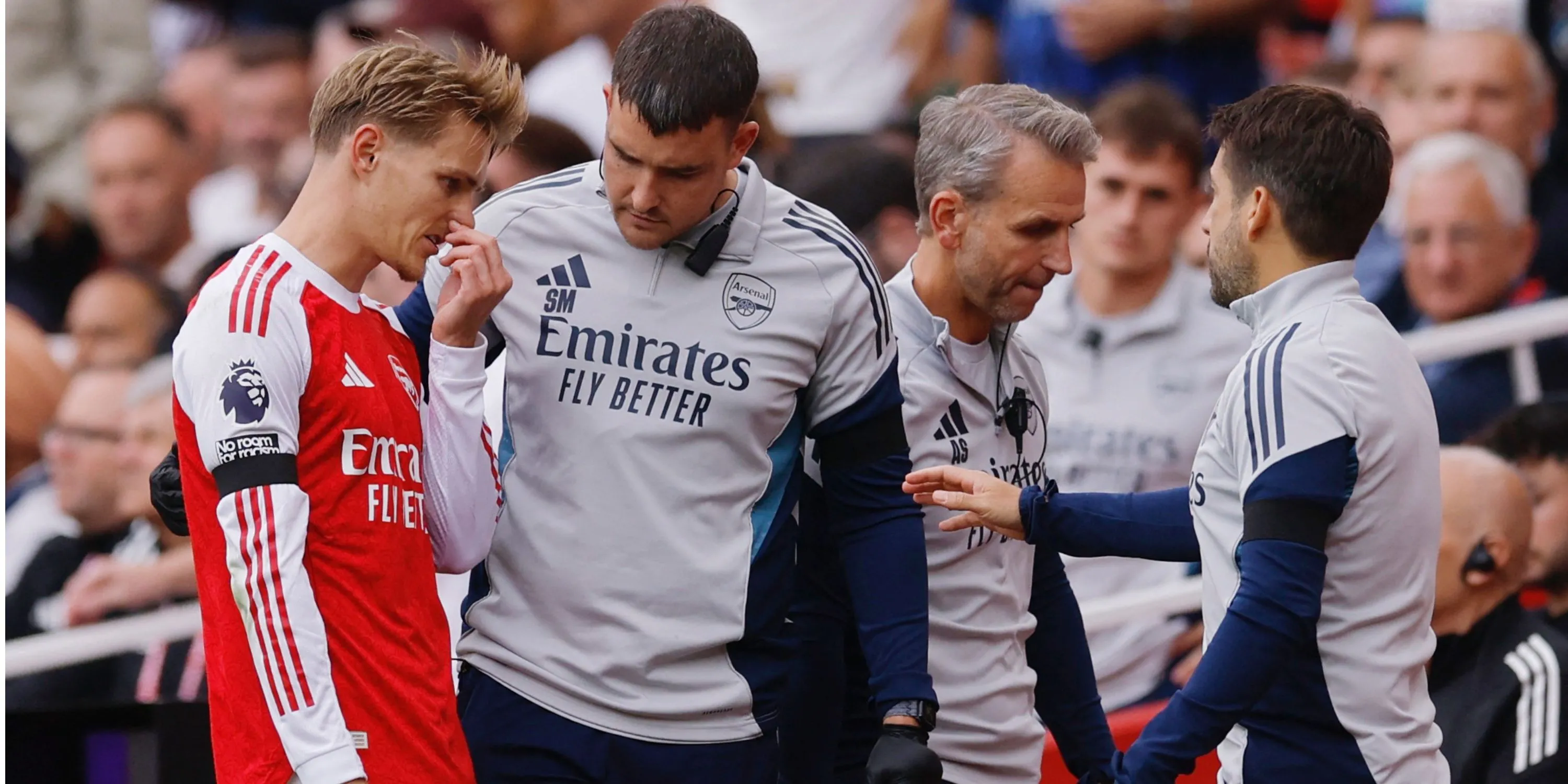 Martin Odegaard rời sân với vẻ mặt đau đớn sau khi dính chấn thương vai trong trận Arsenal gặp Leeds