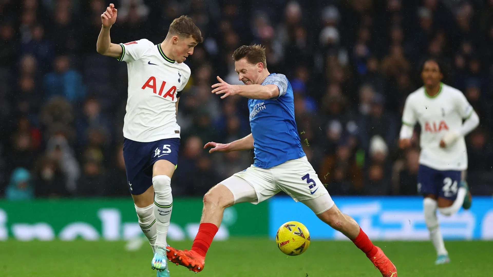 Tiền vệ trẻ Alfie Devine của Tottenham trong trận đấu