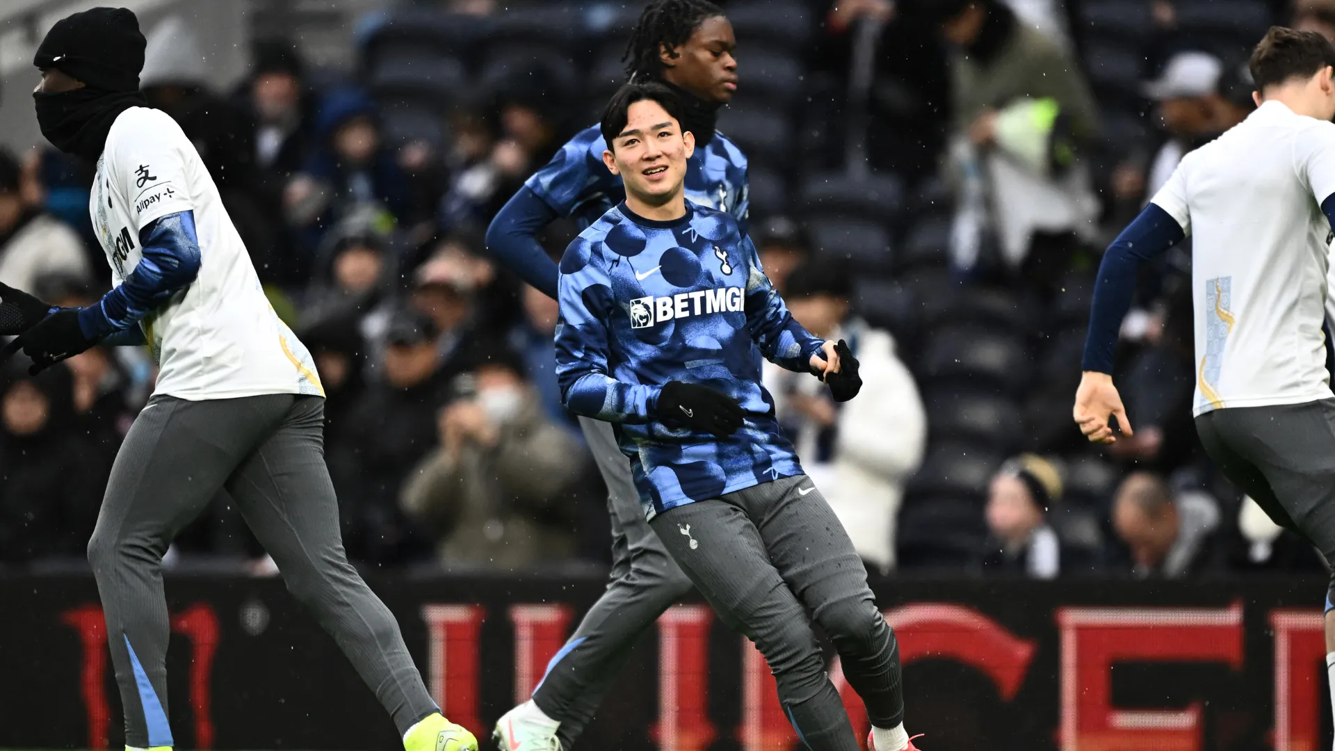 Tiền vệ Yang Min-hyeok khởi động trước trận đấu của QPR
